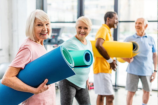 Drei Frauen mit Yoga-Matten