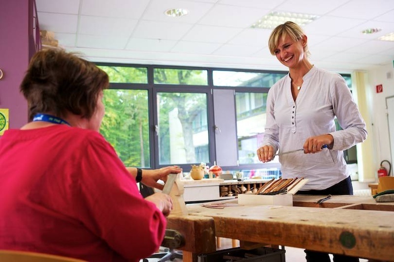 Frau bei Ergotherapie mit Therapeutin Frau bei Ergotherapie mit Therapeutin