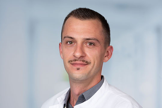 Dr. med. John Bitter