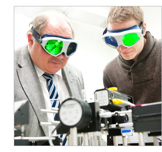 Univ.-Prof. Dr. Matthias Frentzen mit Mitarbeiter am Laser