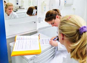 Zahnmedizin Studierende bei der Dokumentation