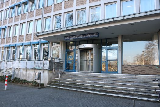 Haupteingang Zahnklinik außen