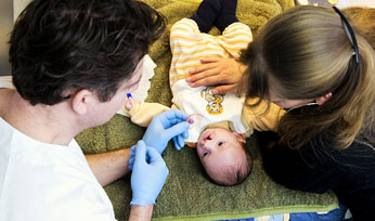 Baby mit Lippen-Kiefer-Gaumenspalte