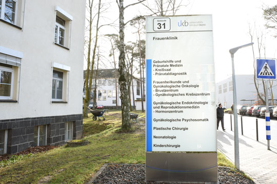 Eingang Beschilderung Frauenklinik