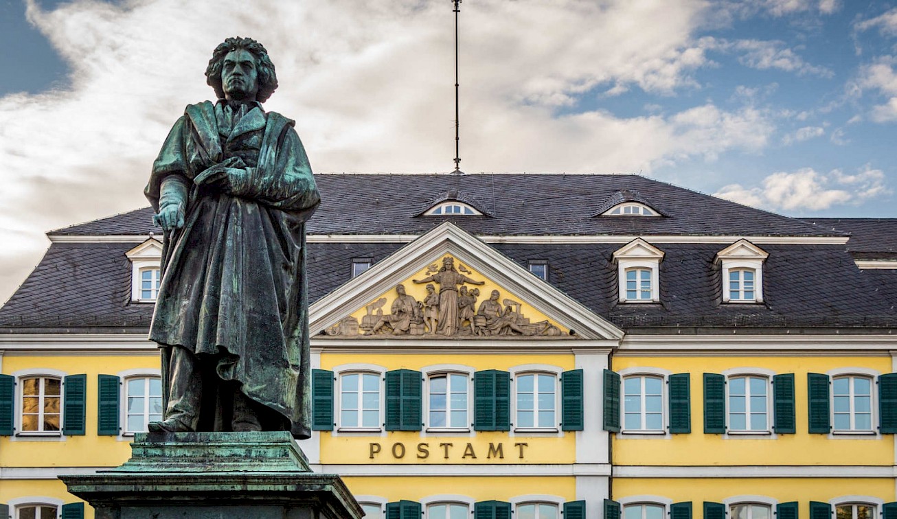 Beethoven vor Postamt in Bonn Beethoven vor Postamt in Bonn