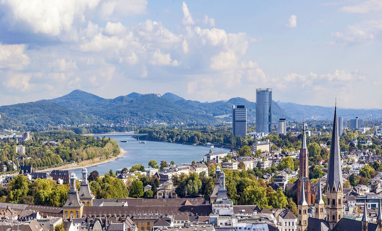 Luftbild von Bonn mit Blick auf den Rhein Luftbild von Bonn mit Blick auf den Rhein