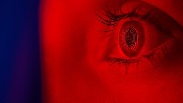 Auge bestrahlt mit rotem Licht