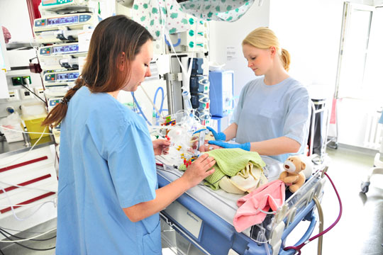 NIPS Pflegerinnen am Kinderkrankenbett