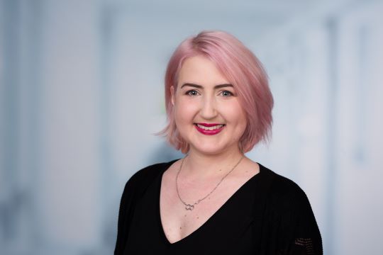 Porträtfoto von Esther Sib Porträtfoto von Esther Sib