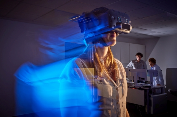 VR-Labor der Psychiatrie mit Fr.Prof. Philipsen und Dr. Niclas Braun im Hintergrund VR-Labor der Psychiatrie mit Fr.Prof. Philipsen und Dr. Niclas Braun im Hintergrund