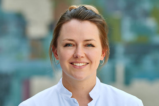 Dr. med. dent. Kim Blawat Dr. med. dent. Kim Blawat