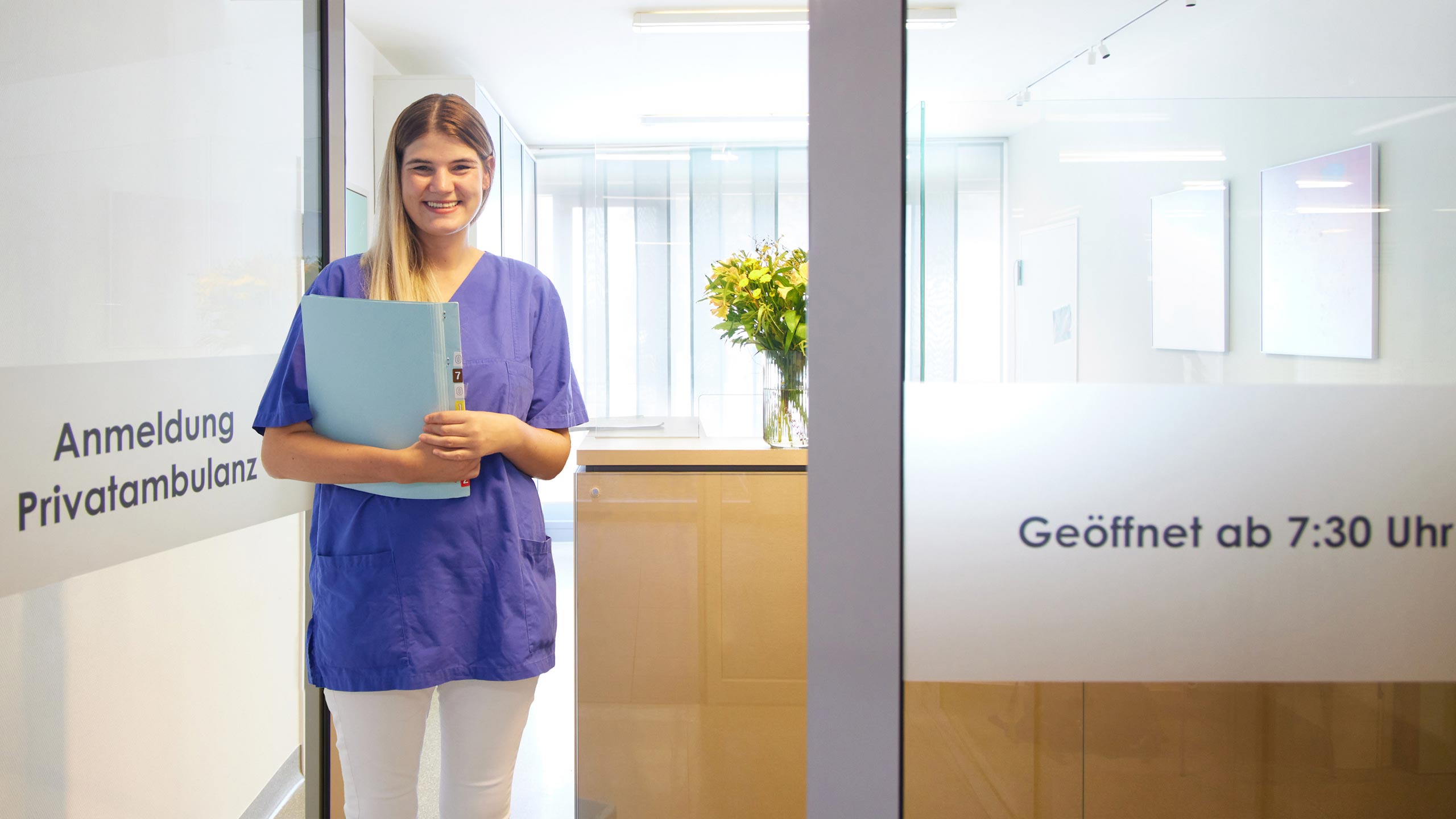 Krankenpflegerin an der Tür zur Anmeldung in Privatambulanz Krankenpflegerin an der Tür zur Anmeldung in Privatambulanz