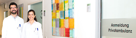 Zwei Personen im Flur der Augenklinik