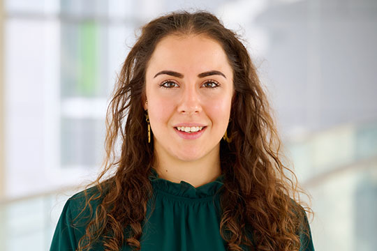 Portrait von Frau Alina Hoell
