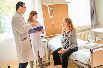 Gespräch zwischen Ärzten und einem Patienten