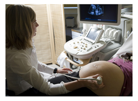 Ultraschalluntersuchung bei Patientin durch Ärztin