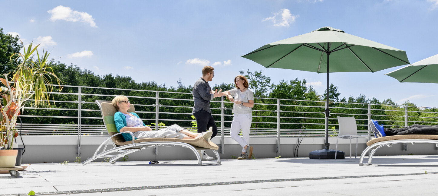 Blick auf Liegen und Sonnenschirme