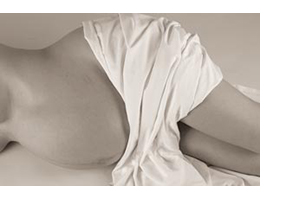 Schwangere Frau liegend auf der Seite