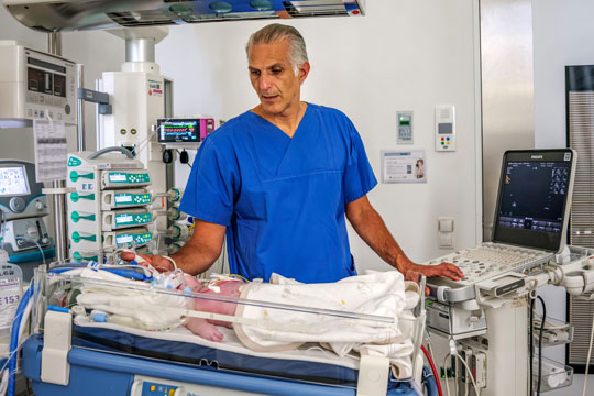 Prof. Sabir beim Ultraschall