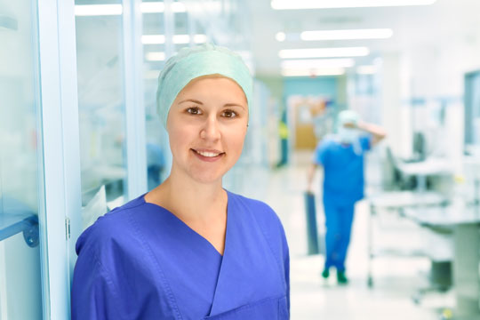 Pflegerin in Krankenhausflur Pflegerin in Krankenhausflur