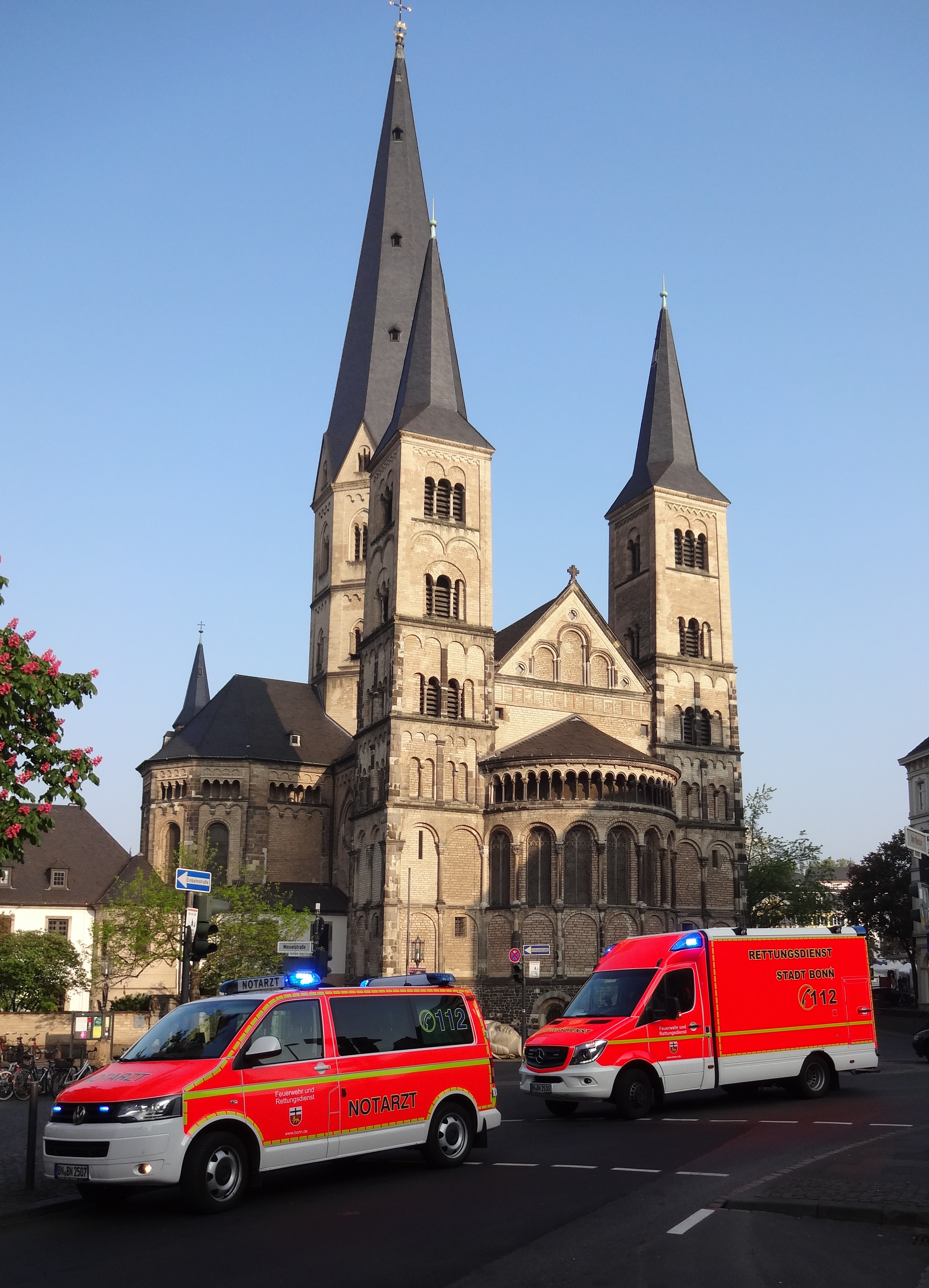 Einsatzfahrzeuge am Münsterplatz