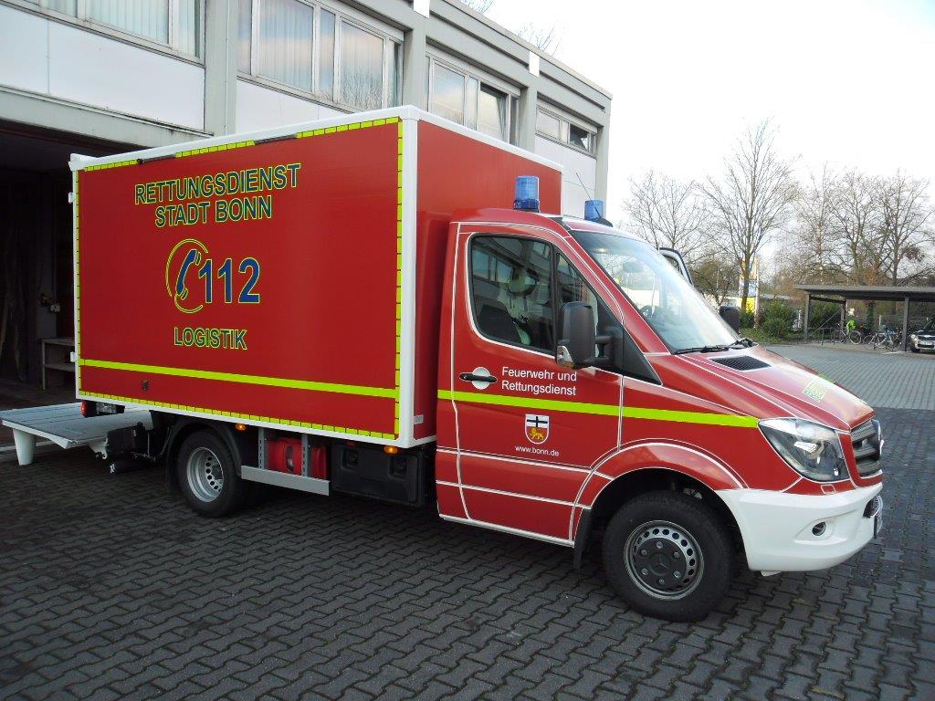 Rotes Rettungsdienstfahrzeug Rotes Rettungsdienstfahrzeug