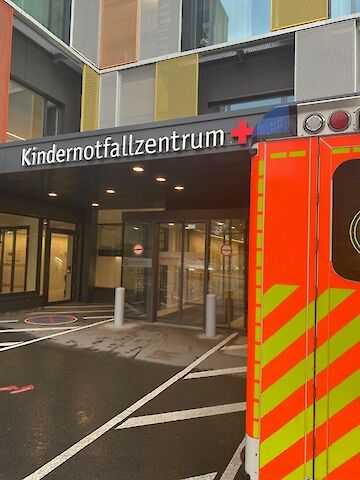 Rettungswagen vor dem Kindernotfallzentrum